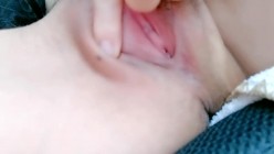可爱的小美女，【泡芙小狗】，在学生宿舍里，四下无人之际，露出极品美乳，少女的粉穴水好多 截图16