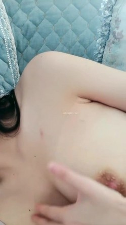 新人，让人蠢蠢欲动学妹，【00后寂寞小女生】，深夜，在家窗台旁，露出少女的美乳，美不胜收，超赞 截图4