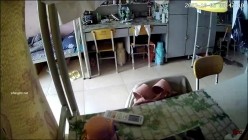 《贵在真实最新流出》女人坑女人！主人定制反差眼镜女大学生出卖同学在宿舍偸拍姐妹隐私 日常换衣保养阴部跳蛋紫薇 截图16