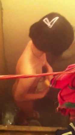 爬墙偷窥漂亮的贫乳小表妹洗澡 截图2