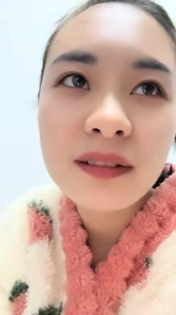 高颜值校花~【小蜜娜】，独居家中，洗澡的间隙把自己最爱的玩具也清洗一下，良家气质，淡妆自慰水更多 截图1