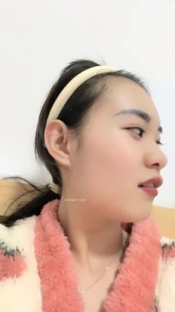 高颜值校花~【小蜜娜】，独居家中，洗澡的间隙把自己最爱的玩具也清洗一下，良家气质，淡妆自慰水更多 截图3