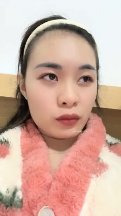 高颜值校花~【小蜜娜】，独居家中，洗澡的间隙把自己最爱的玩具也清洗一下，良家气质，淡妆自慰水更多 截图9