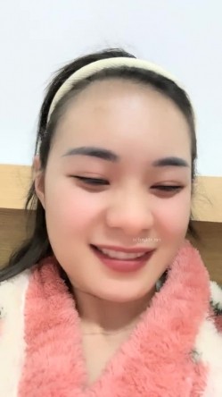 高颜值校花~【小蜜娜】，独居家中，洗澡的间隙把自己最爱的玩具也清洗一下，良家气质，淡妆自慰水更多 截图10