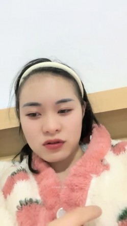 高颜值校花~【小蜜娜】，独居家中，洗澡的间隙把自己最爱的玩具也清洗一下，良家气质，淡妆自慰水更多 截图11