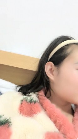 高颜值校花~【小蜜娜】，独居家中，洗澡的间隙把自己最爱的玩具也清洗一下，良家气质，淡妆自慰水更多 截图12