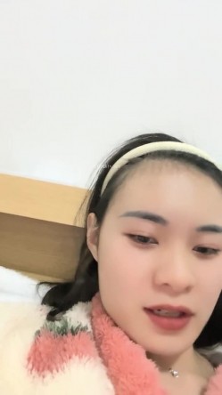 高颜值校花~【小蜜娜】，独居家中，洗澡的间隙把自己最爱的玩具也清洗一下，良家气质，淡妆自慰水更多 截图13