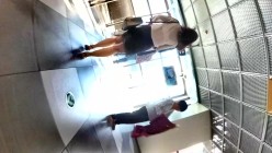 北京地铁商圈CD系列2，掀裙被小姐姐发现差点被打手，大神不怕还继续拍 截图1