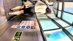 北京地铁商圈CD系列2，掀裙被小姐姐发现差点被打手，大神不怕还继续拍 截图4
