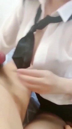极品良家发情后是真骚 ️平日看似人畜无害的人妻在床上反差是真大主动换上制服调情都没碰她奶子自己就硬了无水印版 截图3