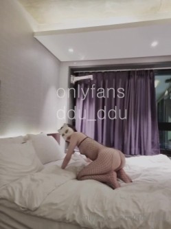 韩国绿帽淫妻骚母狗「ddu_ddu」OF私拍 钟爱3P和吞精 截图8
