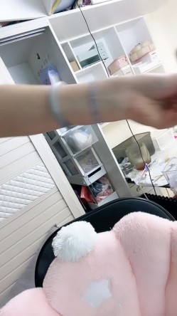 小骚骚 真淫荡 【06小朋友】貌似带姨妈被操 干出好多血液 截图10