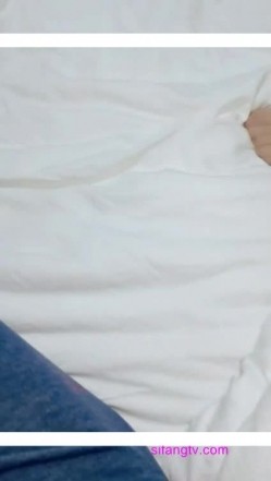 【淫荡人妻】勾搭外卖小哥 男主藏柜子里偷拍，男主想三P直接柜子里出来，吓的小哥软了直接开熘，贵在真实 截图2