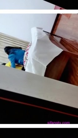 【淫荡人妻】勾搭外卖小哥 男主藏柜子里偷拍，男主想三P直接柜子里出来，吓的小哥软了直接开熘，贵在真实 截图6