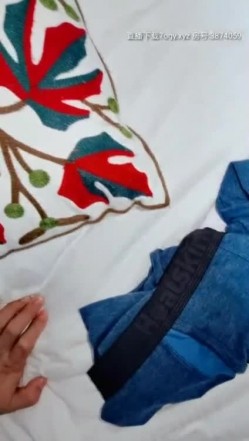 【淫荡人妻】勾搭外卖小哥 男主藏柜子里偷拍，男主想三P直接柜子里出来，吓的小哥软了直接开熘，贵在真实 截图9