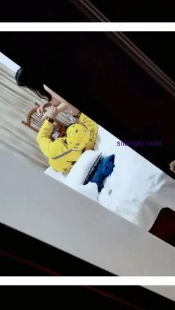 【淫荡人妻】勾搭外卖小哥 男主藏柜子里偷拍，男主想三P直接柜子里出来，吓的小哥软了直接开熘，贵在真实 截图14