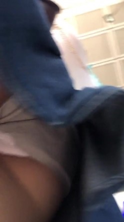 地铁商场贴身极限偸拍数位小姐姐裙内碰到几位超骚的反差婊不穿内裤真空露逼出门以为裙子长就没事了 截图3