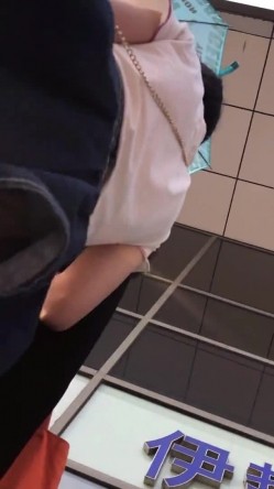 地铁商场贴身极限偸拍数位小姐姐裙内碰到几位超骚的反差婊不穿内裤真空露逼出门以为裙子长就没事了 截图4