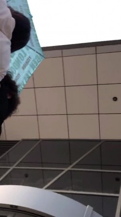 地铁商场贴身极限偸拍数位小姐姐裙内碰到几位超骚的反差婊不穿内裤真空露逼出门以为裙子长就没事了 截图5