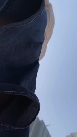 地铁商场贴身极限偸拍数位小姐姐裙内碰到几位超骚的反差婊不穿内裤真空露逼出门以为裙子长就没事了 截图6