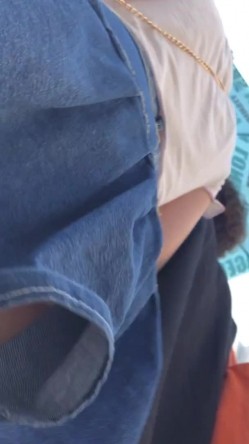 地铁商场贴身极限偸拍数位小姐姐裙内碰到几位超骚的反差婊不穿内裤真空露逼出门以为裙子长就没事了 截图9