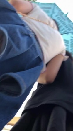 地铁商场贴身极限偸拍数位小姐姐裙内碰到几位超骚的反差婊不穿内裤真空露逼出门以为裙子长就没事了 截图11