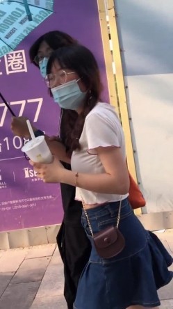 地铁商场贴身极限偸拍数位小姐姐裙内碰到几位超骚的反差婊不穿内裤真空露逼出门以为裙子长就没事了 截图12