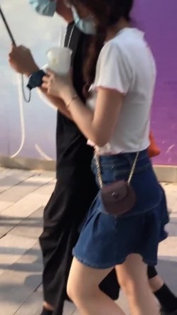 地铁商场贴身极限偸拍数位小姐姐裙内碰到几位超骚的反差婊不穿内裤真空露逼出门以为裙子长就没事了 截图13