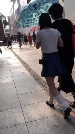 地铁商场贴身极限偸拍数位小姐姐裙内碰到几位超骚的反差婊不穿内裤真空露逼出门以为裙子长就没事了 截图14