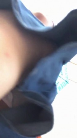 地铁商场贴身极限偸拍数位小姐姐裙内碰到几位超骚的反差婊不穿内裤真空露逼出门以为裙子长就没事了 截图16