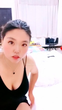 山东超市的老板娘，【北冥有鱼】，带表妹初下海，店里还有人，就要露奶子，约情人来啪啪，这骚娘们真带劲 截图2
