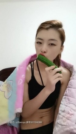 国产良家夫妻居家自拍，【太平公主】极品小少妇，肤白貌美，家中跟老公睡意朦胧中来一炮，娇喘悦耳 截图4