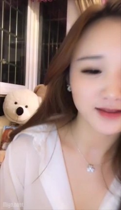 年龄看着不大萌妹,学生制服,身材极佳微胖,有点小肉肉的,小茓肥美 截图2