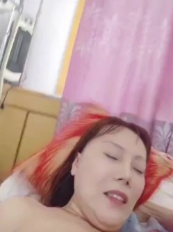 骚货老阿姨，这是多么爱吃鸡巴  每天都要吃，扭扭舞，再和老王一起做爱 截图14