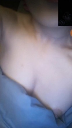 极品美乳陌陌女神『凌儿』与土豪屌丝男激情互动流出 揉爆乳玩粉穴 看的土豪受不了只想狠狠操她 截图1