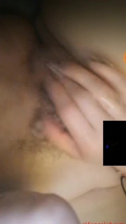 极品美乳陌陌女神『凌儿』与土豪屌丝男激情互动流出 揉爆乳玩粉穴 看的土豪受不了只想狠狠操她 截图9