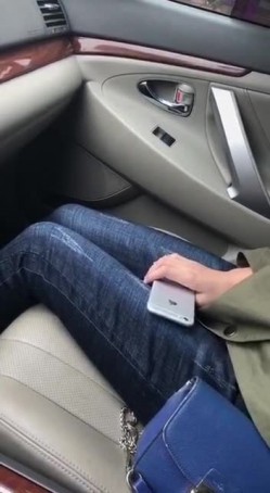 西装哥开车接女朋友下班，这女友也真饥渴大白天的让男友把车停在路边车震高清无水印 截图1
