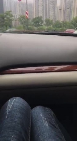 西装哥开车接女朋友下班，这女友也真饥渴大白天的让男友把车停在路边车震高清无水印 截图2