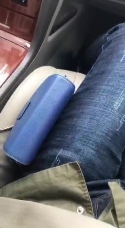 西装哥开车接女朋友下班，这女友也真饥渴大白天的让男友把车停在路边车震高清无水印 截图3