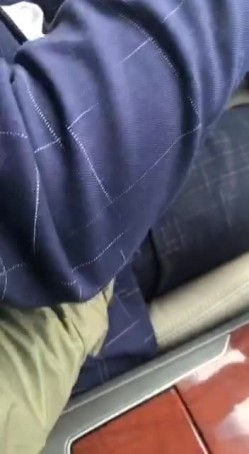 西装哥开车接女朋友下班，这女友也真饥渴大白天的让男友把车停在路边车震高清无水印 截图4