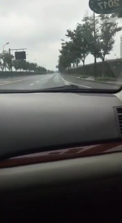 西装哥开车接女朋友下班，这女友也真饥渴大白天的让男友把车停在路边车震高清无水印 截图5