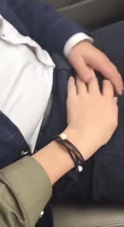 西装哥开车接女朋友下班，这女友也真饥渴大白天的让男友把车停在路边车震高清无水印 截图6