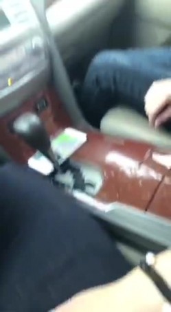 西装哥开车接女朋友下班，这女友也真饥渴大白天的让男友把车停在路边车震高清无水印 截图7