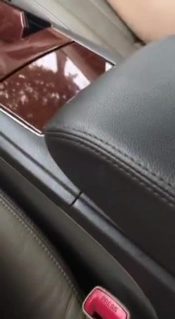 西装哥开车接女朋友下班，这女友也真饥渴大白天的让男友把车停在路边车震高清无水印 截图11