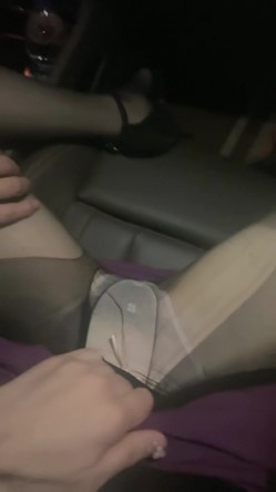 极品美少女！夜晚驾车户外车震！撩起裙子隔着内裤摸穴，下车扶墙后入，场面很是刺激，搞舒服了再回家 截图2