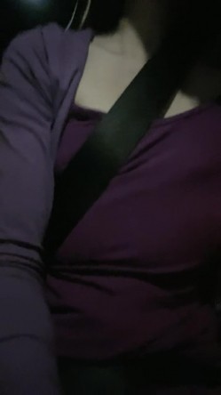 极品美少女！夜晚驾车户外车震！撩起裙子隔着内裤摸穴，下车扶墙后入，场面很是刺激，搞舒服了再回家 截图5