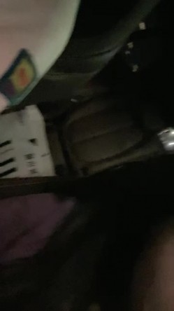 极品美少女！夜晚驾车户外车震！撩起裙子隔着内裤摸穴，下车扶墙后入，场面很是刺激，搞舒服了再回家 截图6