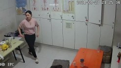 【破解摄像头】养生会所员工更衣室 各种丰满胸部黑丝美腿 截图12