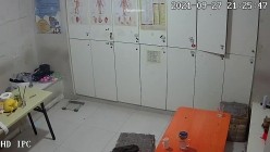 【破解摄像头】养生会所员工更衣室 各种丰满胸部黑丝美腿 截图13