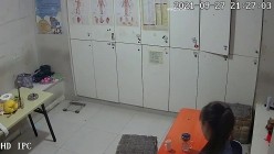【破解摄像头】养生会所员工更衣室 各种丰满胸部黑丝美腿 截图16